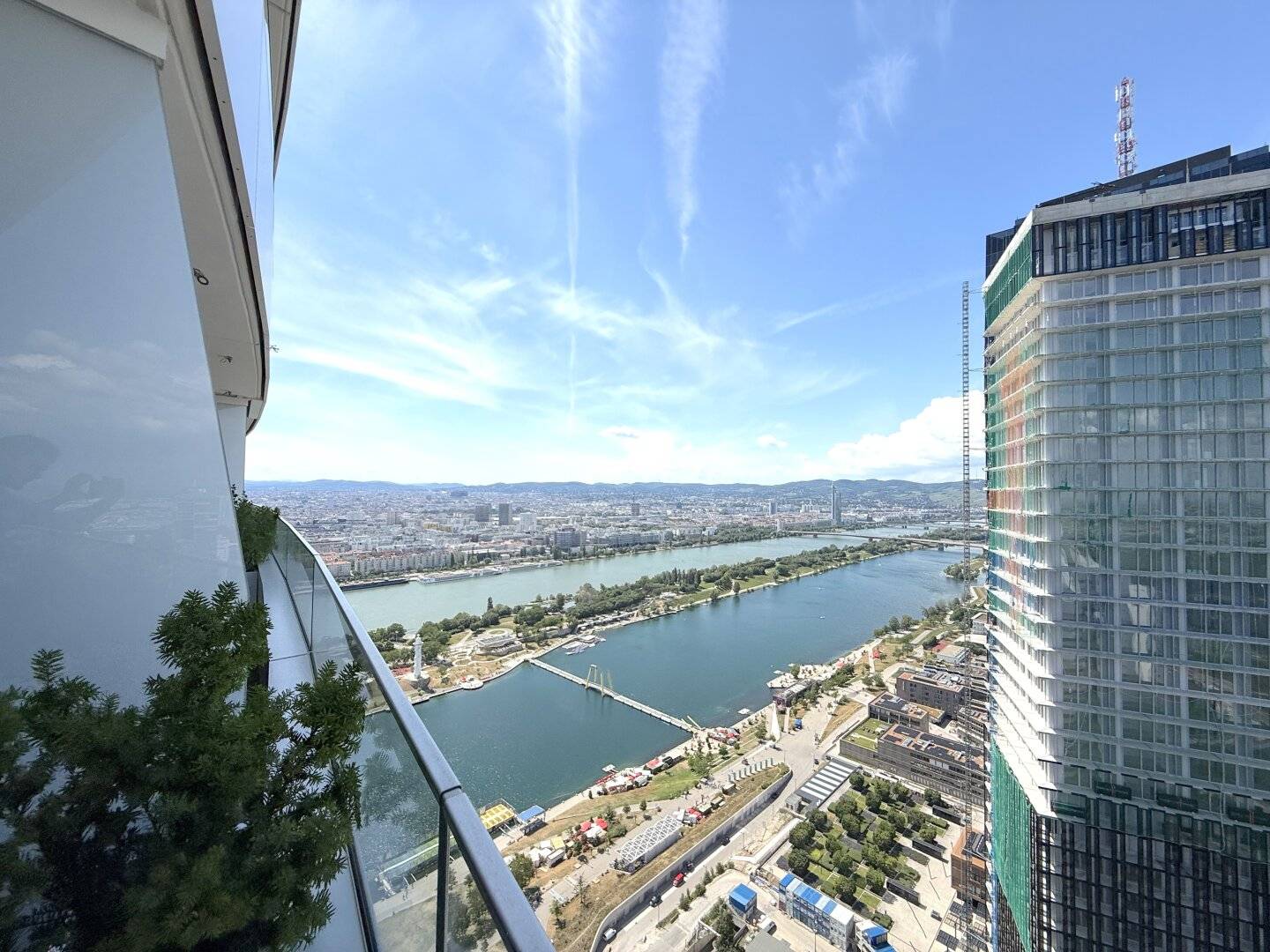 Hochwertige Wohnung mit Balkon und Weitblick in der 42. Etage