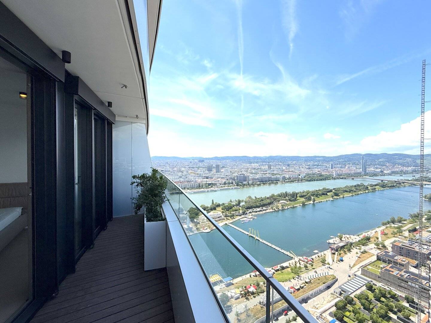 Hochwertige Wohnung mit Balkon und Weitblick in der 42. Etage