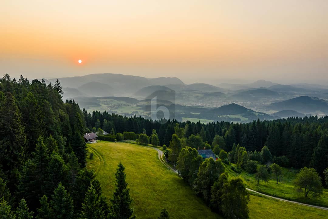 Baugrundstück mit Quellwasser und Bergblick