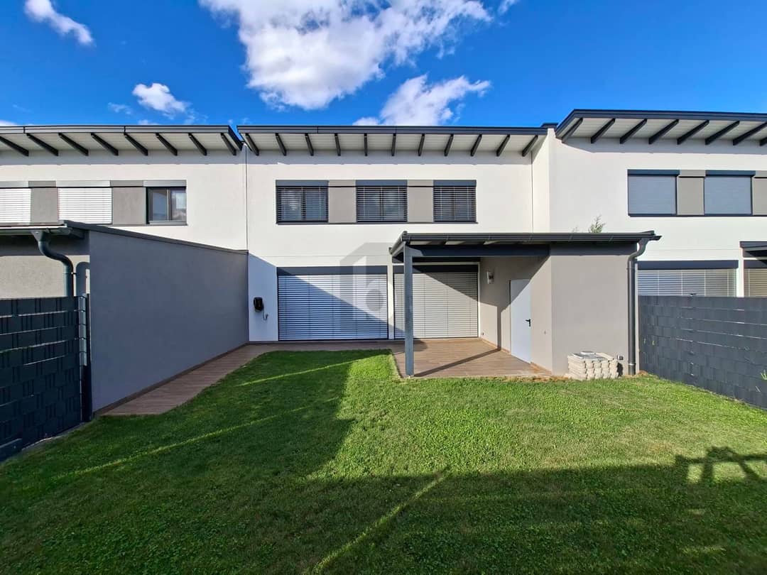 Neuwertiges Reihenhaus mit Garten und Carport