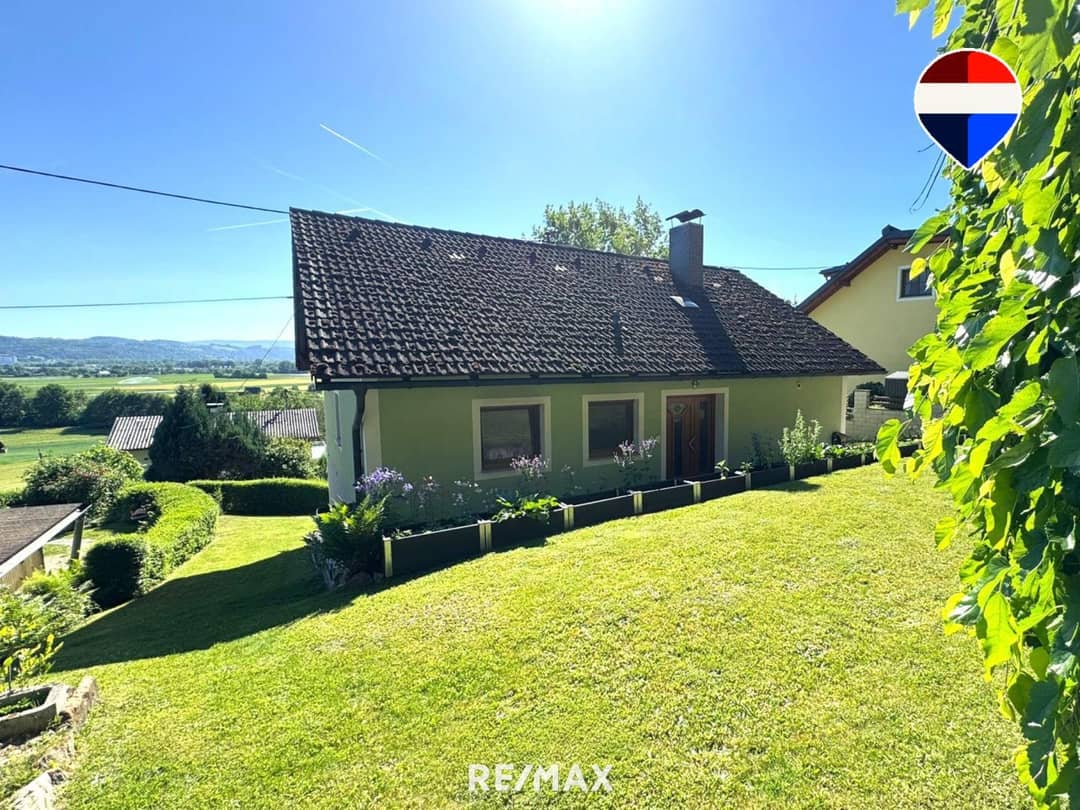 Saniertes Einfamilienhaus mit unverbaubarem Blick und Doppelgarage