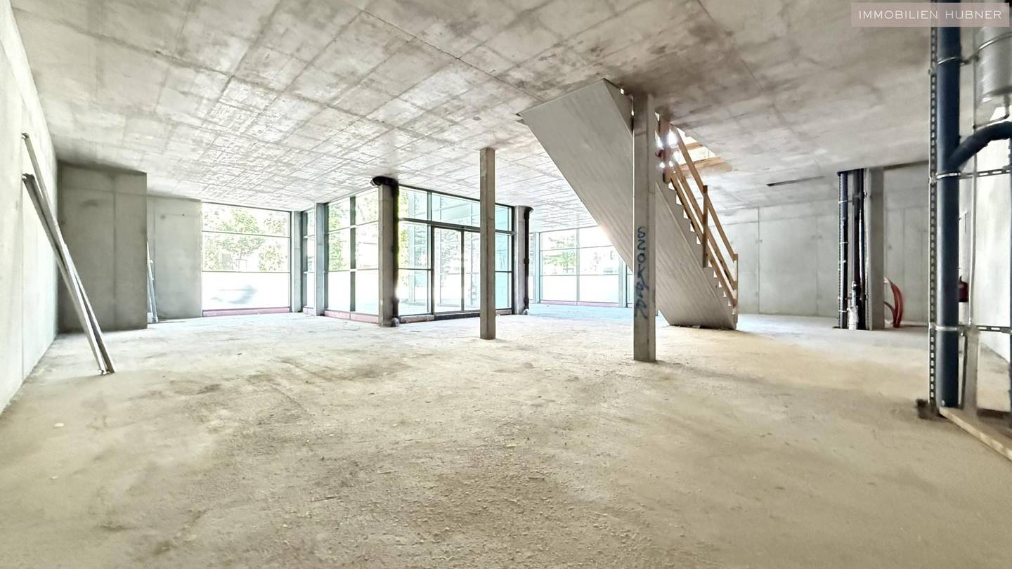 Barrier-free office with flexible layout and garage near Kagraner Platz