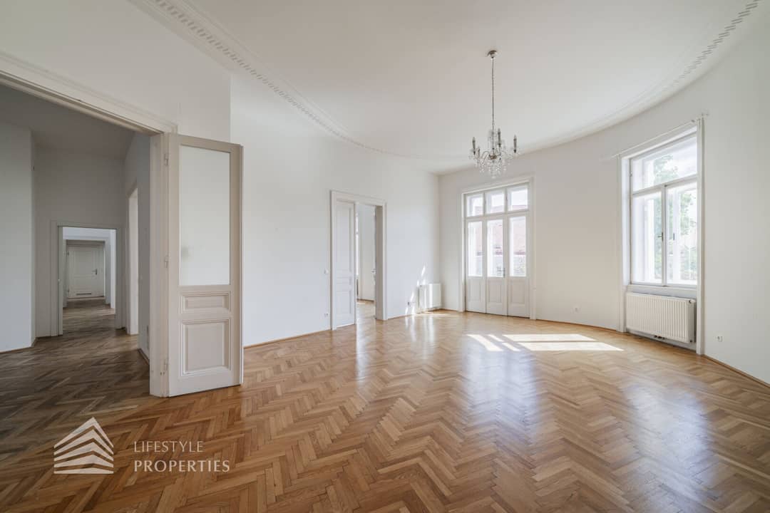 Großzügige Altbauwohnung mit sechs Zimmern und drei Balkonen