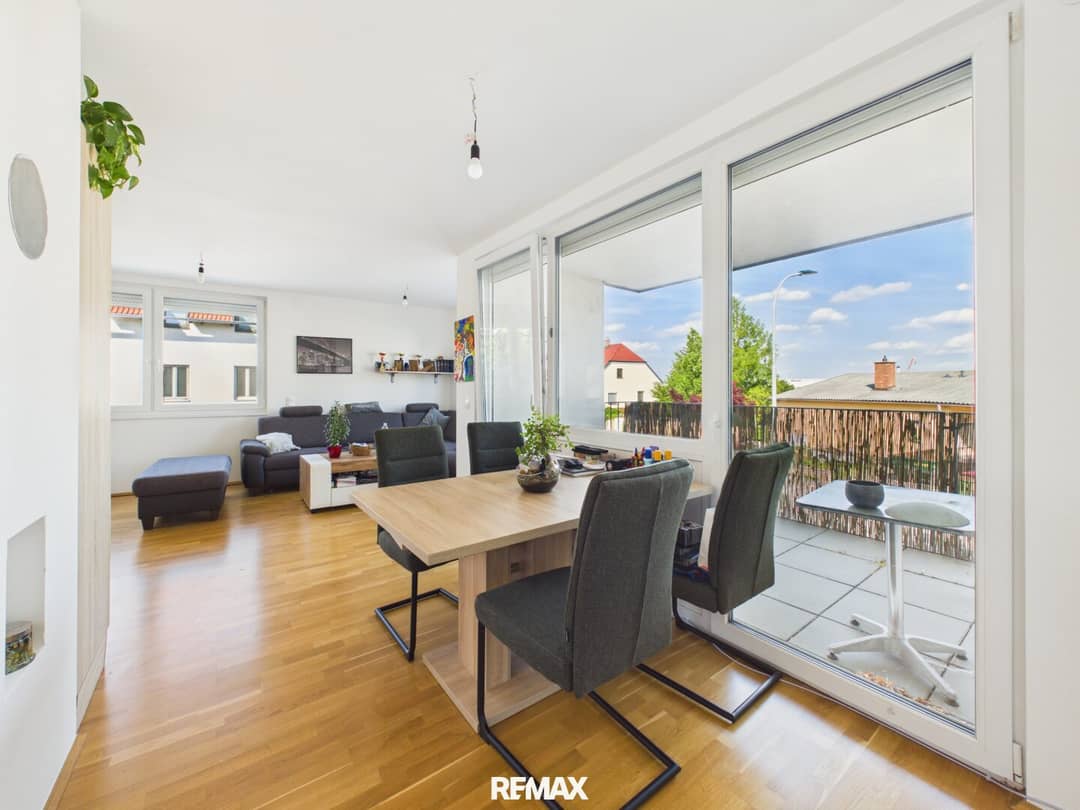 Wohn-Essbereich mit Balkon