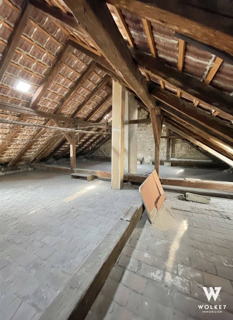 Eck-Zinshaus mit Dachgeschoss-Potential nahe Elterleinplatz