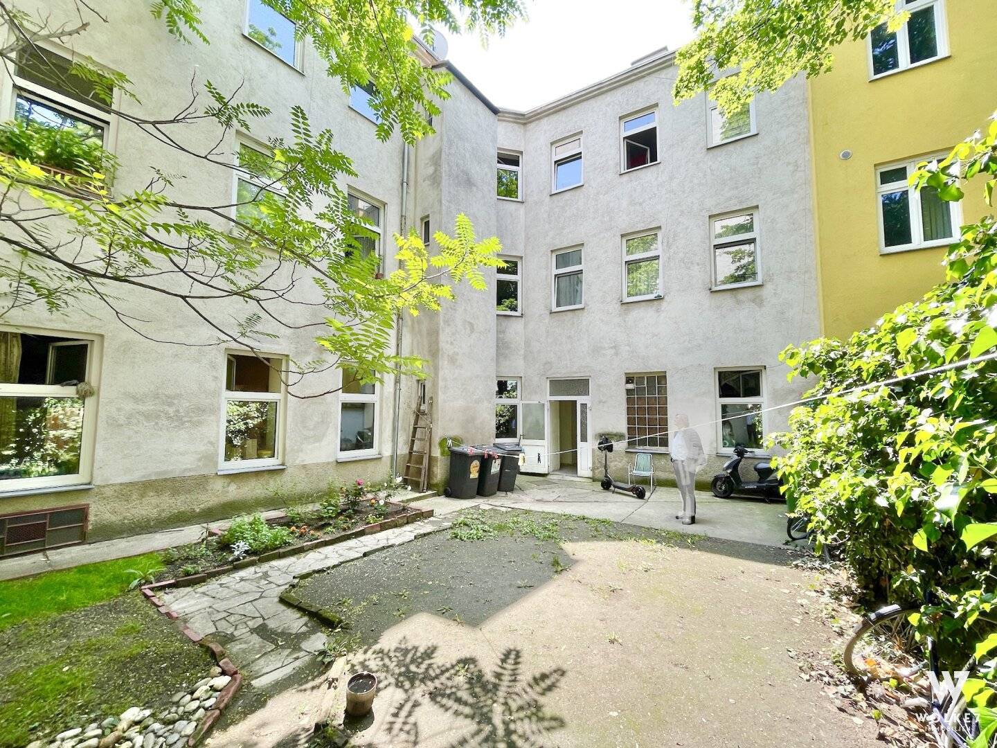 Eck-Zinshaus mit Dachgeschoss-Potential nahe Elterleinplatz