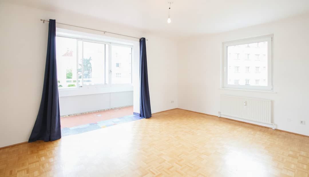 Helle Wohnung mit Loggia nahe bekannter Plätze