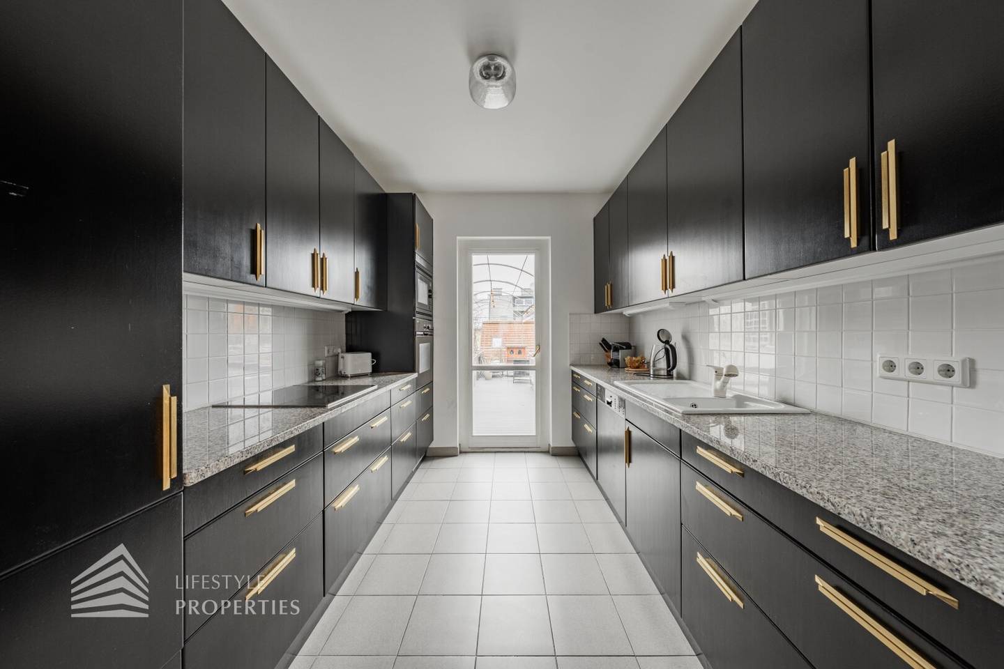 Fully renovated house with 4 units and unfinished attic near Sternwartepark