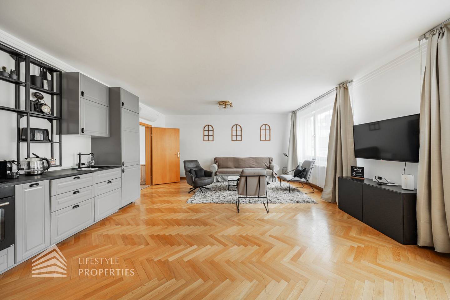 Fully renovated house with 4 units and unfinished attic near Sternwartepark