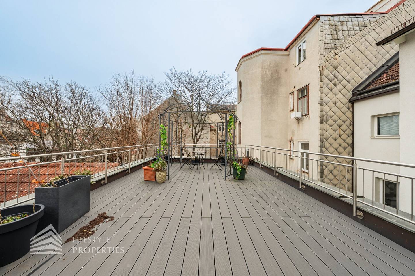 Fully renovated house with 4 units and unfinished attic near Sternwartepark