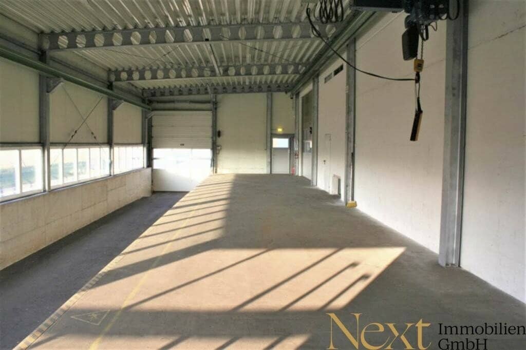 Industrial Hall with Office Space and Crane Systems in Leonding