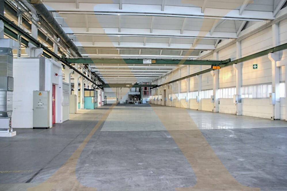 Industrial Hall with Office Space and Crane Systems in Leonding
