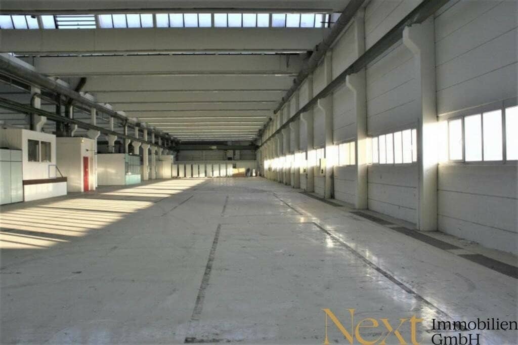 Industrial Hall with Office Space and Crane Systems in Leonding