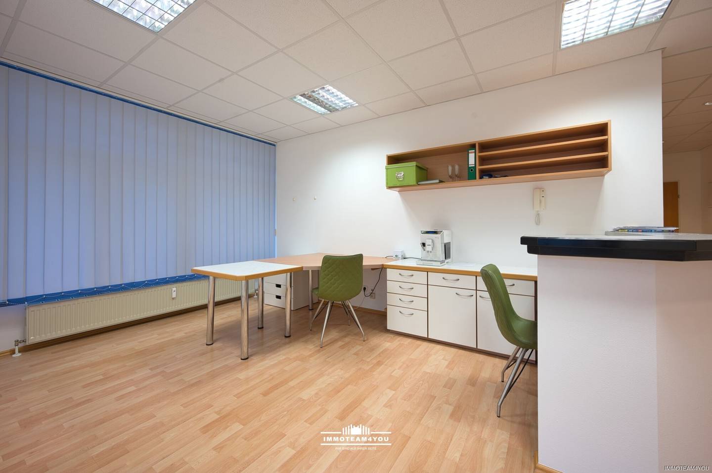 Office Space with Balcony in Central Mondsee Location