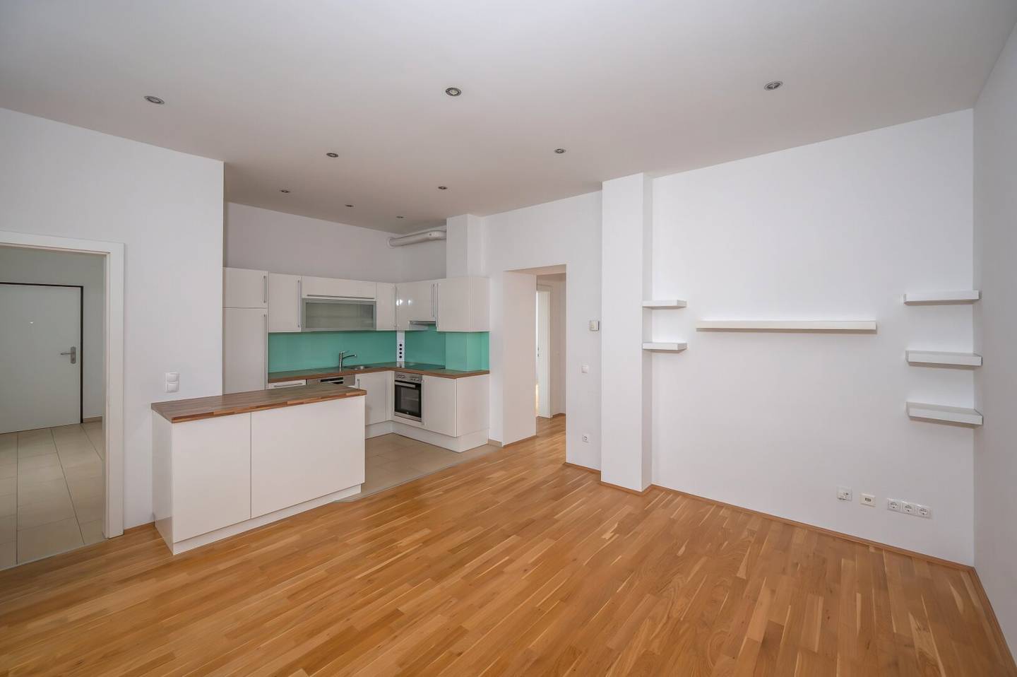 ++NEW++ Well-Maintained 3-room Period Apartment in a Prime Location – Balcony Approval Included!