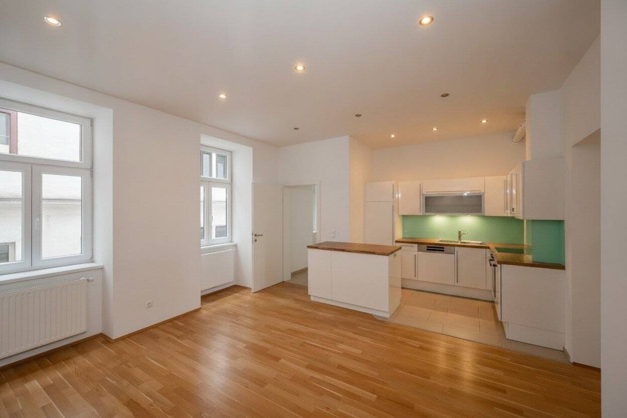 ++NEW++ Well-Maintained 3-room Period Apartment in a Prime Location – Balcony Approval Included!
