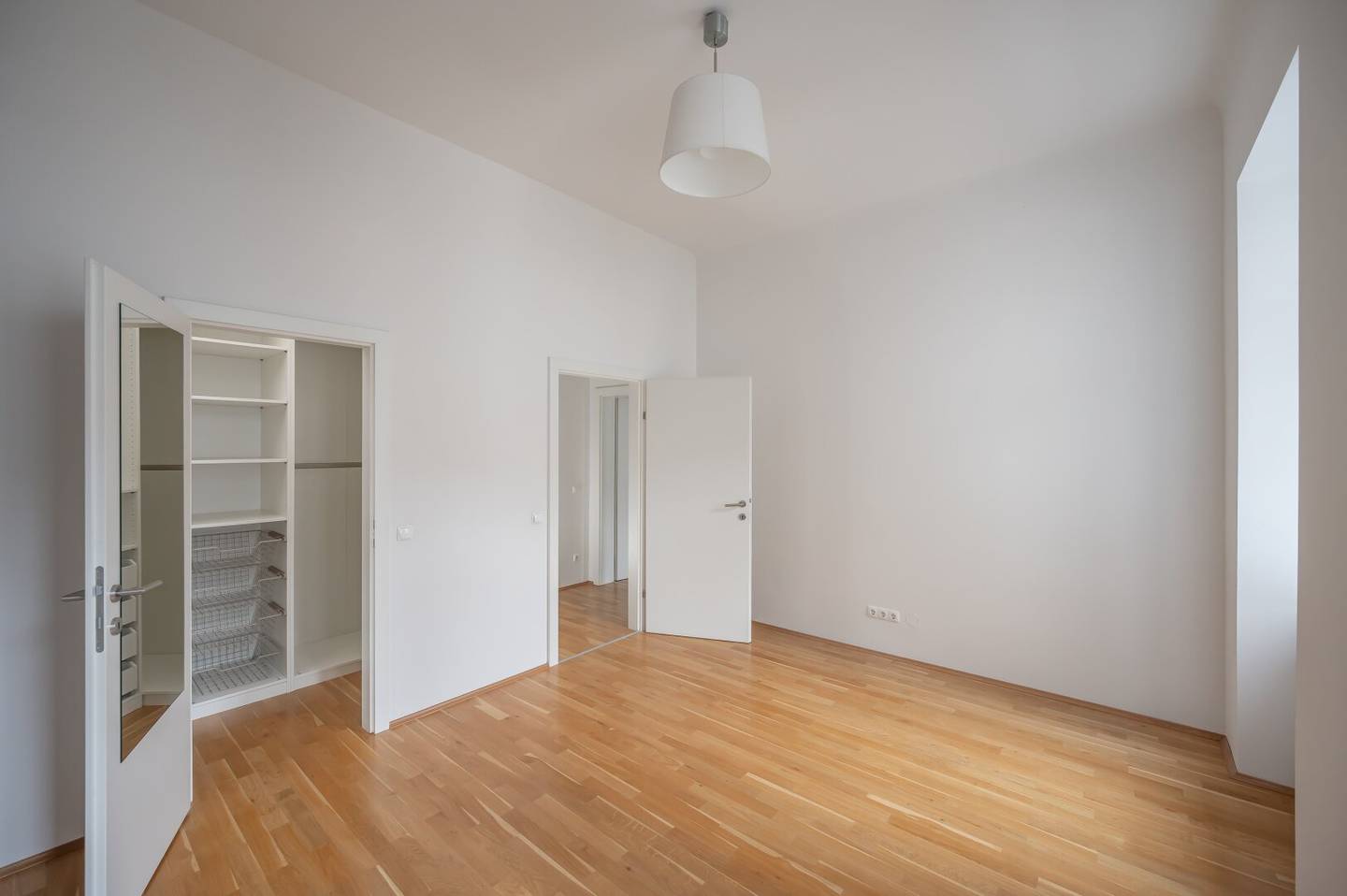 ++NEW++ Well-Maintained 3-room Period Apartment in a Prime Location – Balcony Approval Included!