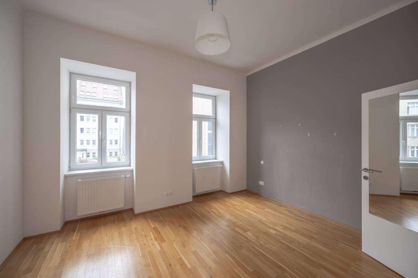 ++NEW++ Well-Maintained 3-room Period Apartment in a Prime Location – Balcony Approval Included!