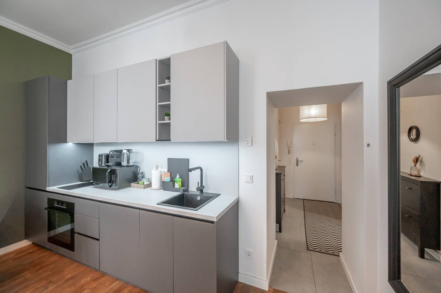 ++NEW++ Fully Furnished 2-room Period Apartment in a Prime Location!