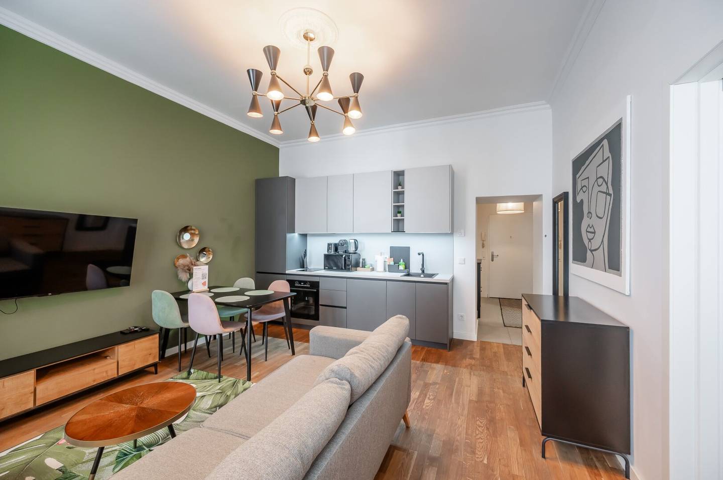 ++NEW++ Fully Furnished 2-room Period Apartment in a Prime Location!