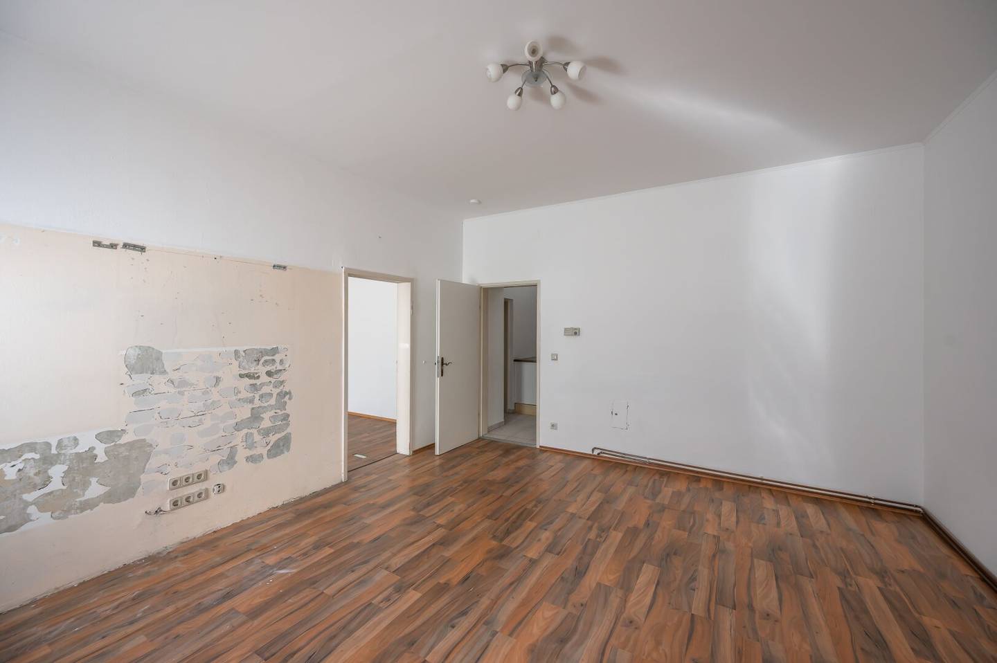 Renovation Opportunity: 3-room Period Apartment in a Prime Location – Balcony Approval Available!