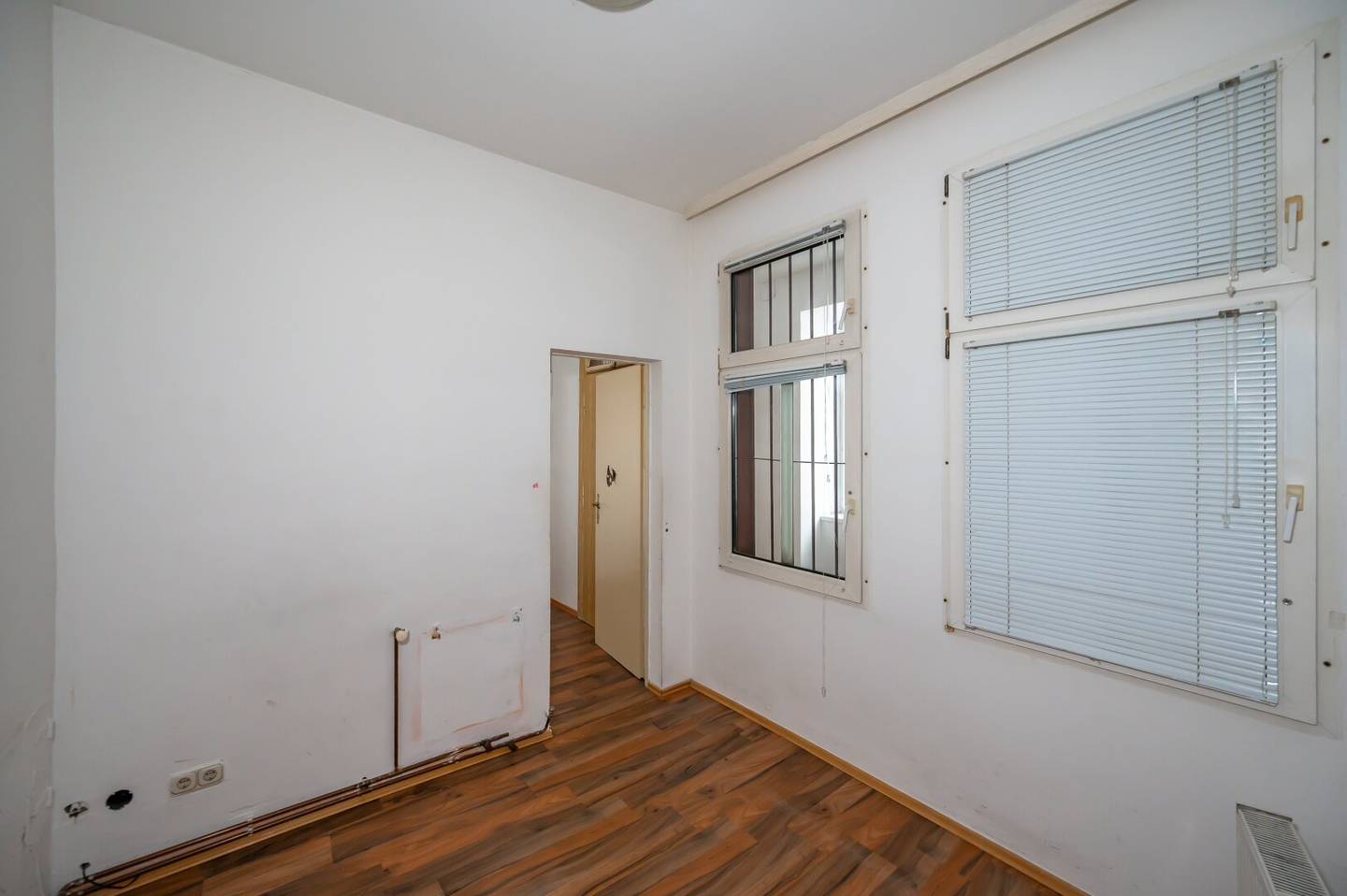 Renovation Opportunity: 3-room Period Apartment in a Prime Location – Balcony Approval Available!