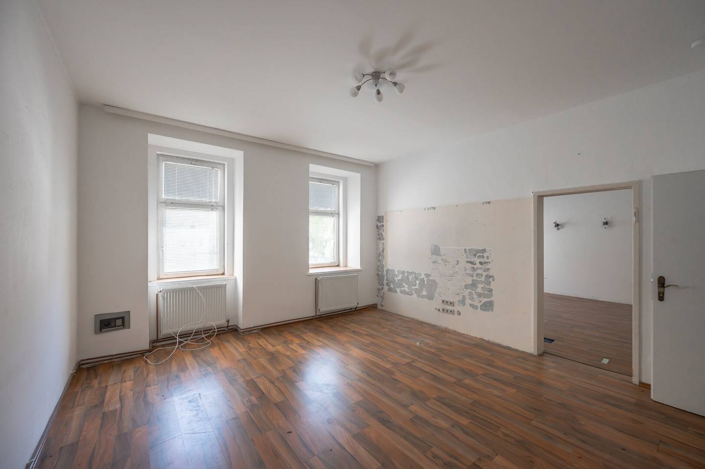 Renovation Opportunity: 3-room Period Apartment in a Prime Location – Balcony Approval Available!