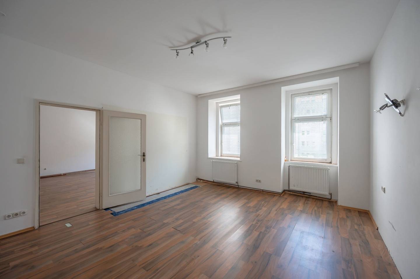 Renovation Opportunity: 3-room Period Apartment in a Prime Location – Balcony Approval Available!