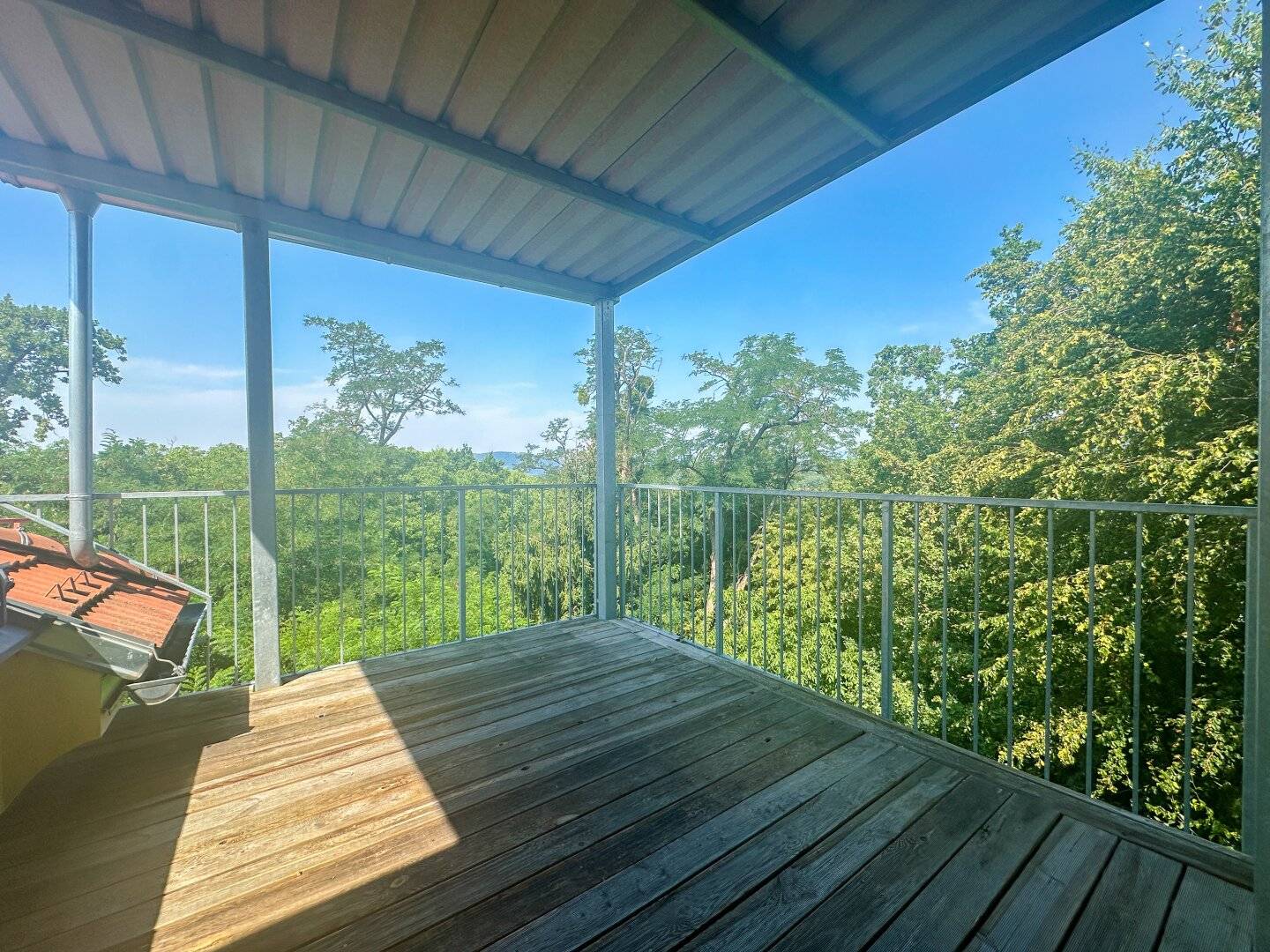 Dachgeschosswohnung mit Terrasse lichtdurchflutet