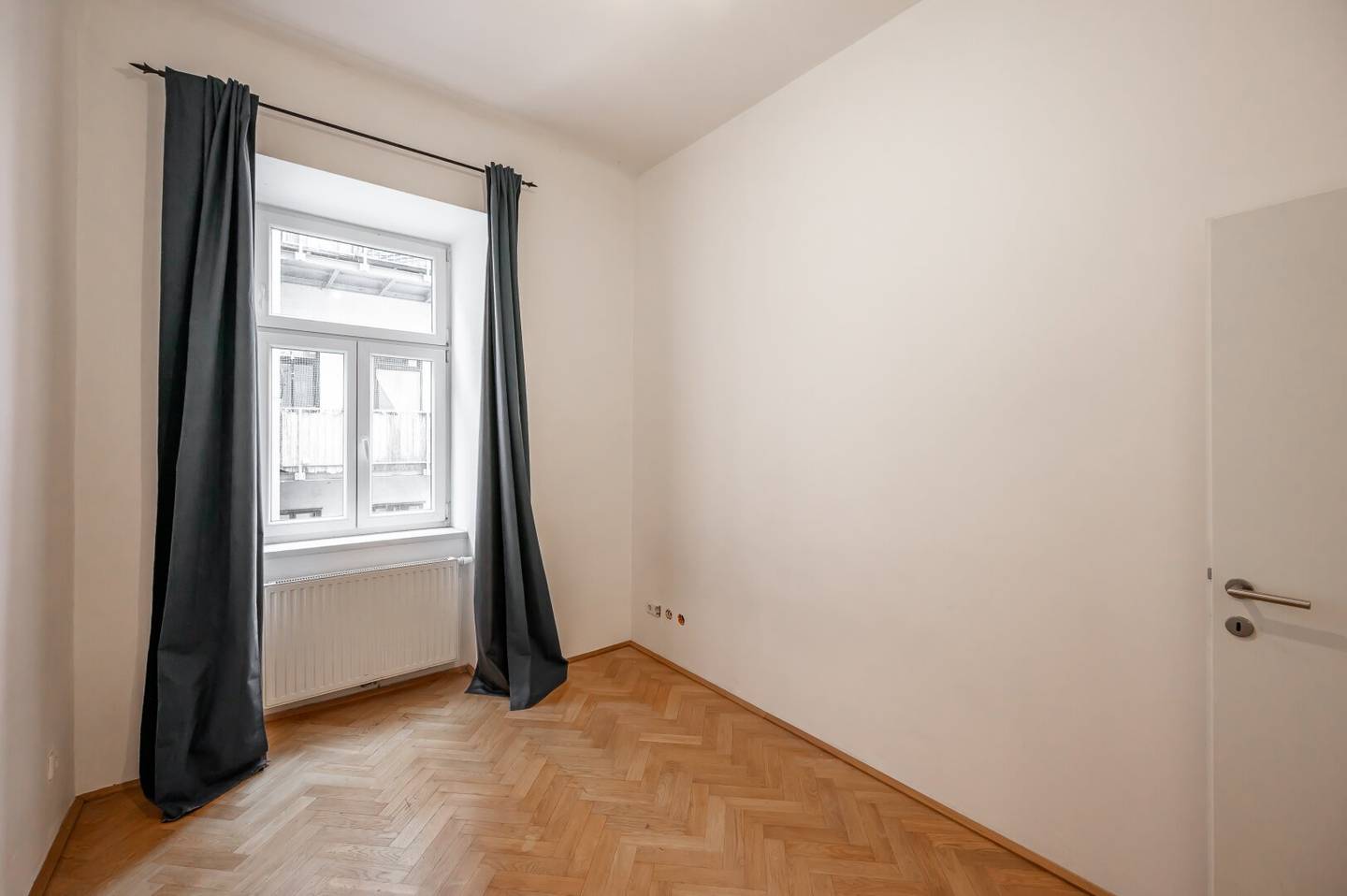 ++NEW++ Well-Maintained 4-room Period Apartment in a Prime Location, Balcony Approval Available!