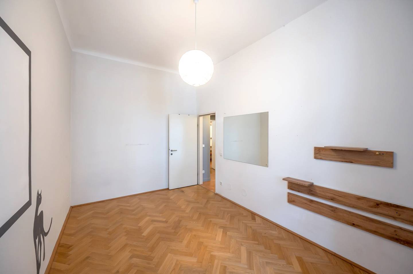 ++NEW++ Well-Maintained 4-room Period Apartment in a Prime Location, Balcony Approval Available!