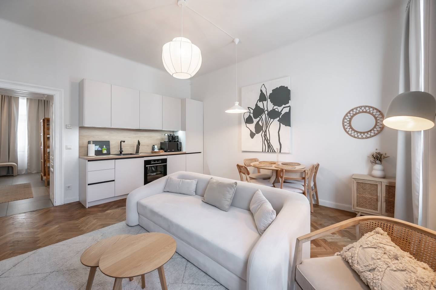 Well-Maintained Furnished 2-room Period Apartment in an Excellent Location
