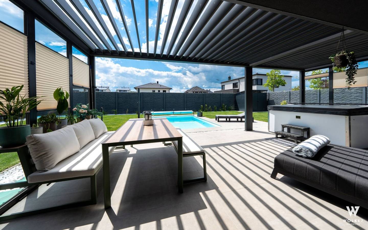 Modernes Architektenhaus mit Pool und Photovoltaik in ruhiger Siedlung