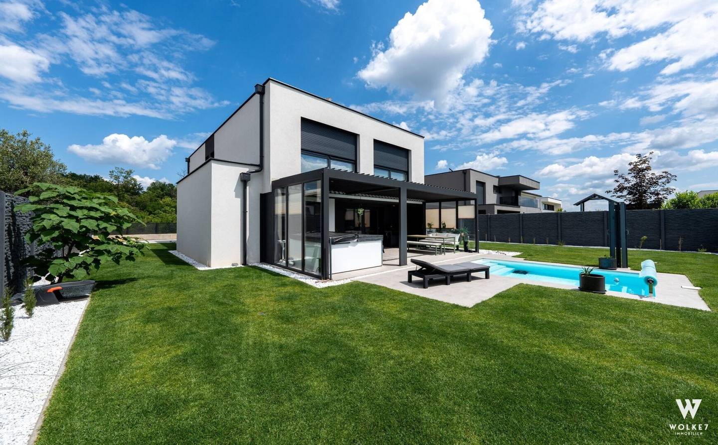 Modernes Architektenhaus mit Pool und Photovoltaik in ruhiger Siedlung