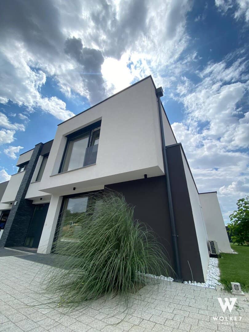 Modernes Architektenhaus mit Pool und Photovoltaik in ruhiger Siedlung