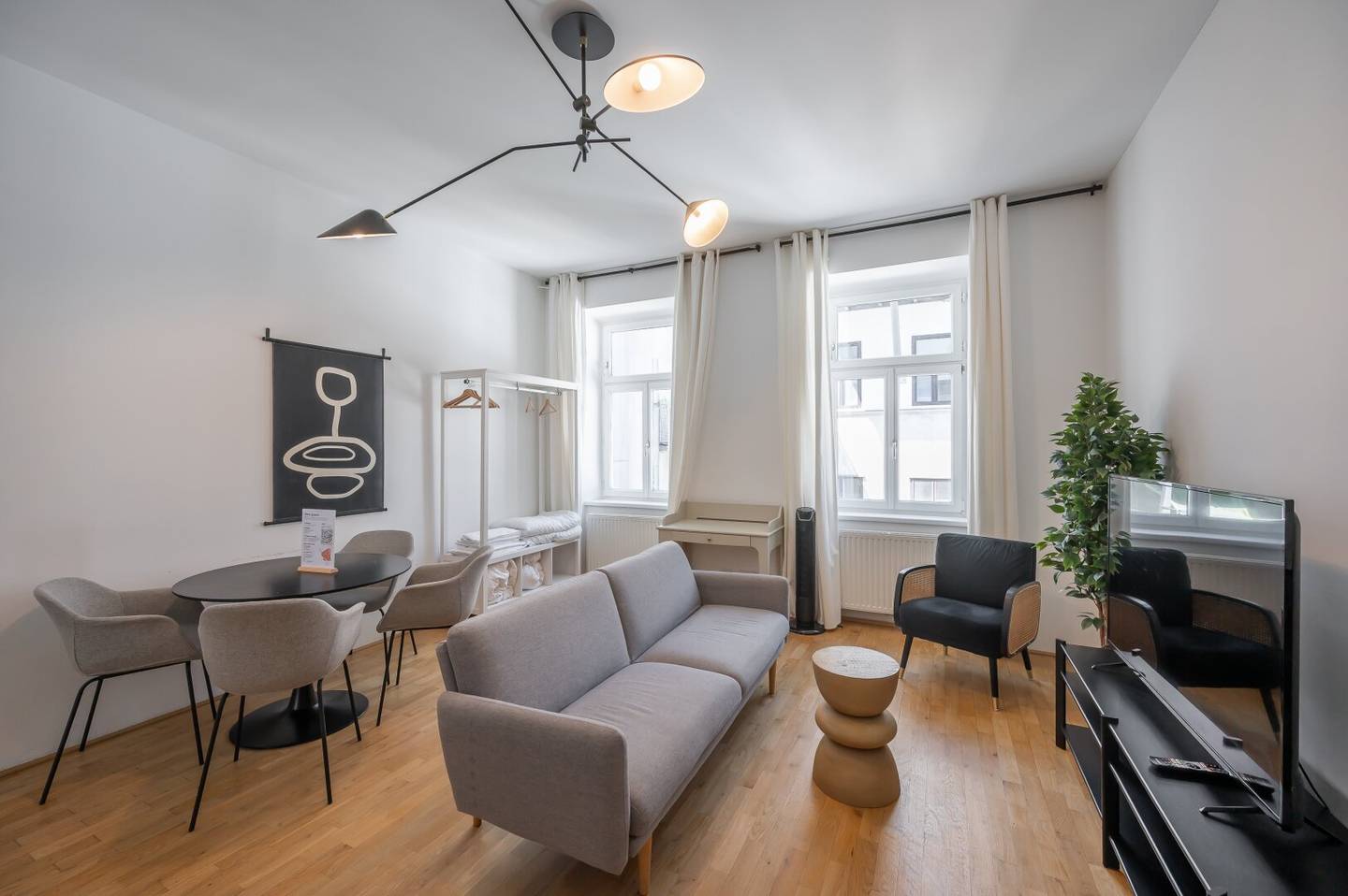 ++NEU++ Stylish Furnished 2-room Period Apartment in an Excellent Location