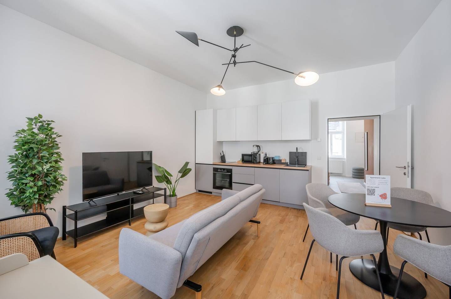 ++NEU++ Stylish Furnished 2-room Period Apartment in an Excellent Location