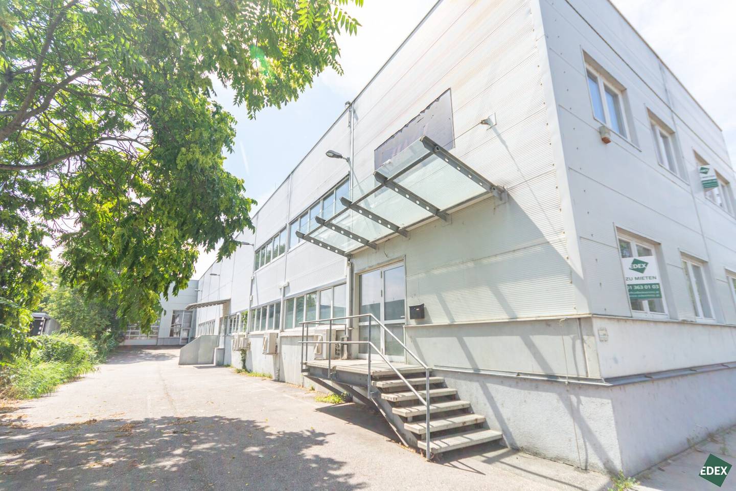 Büro mit großem Lager direkt bei der A22