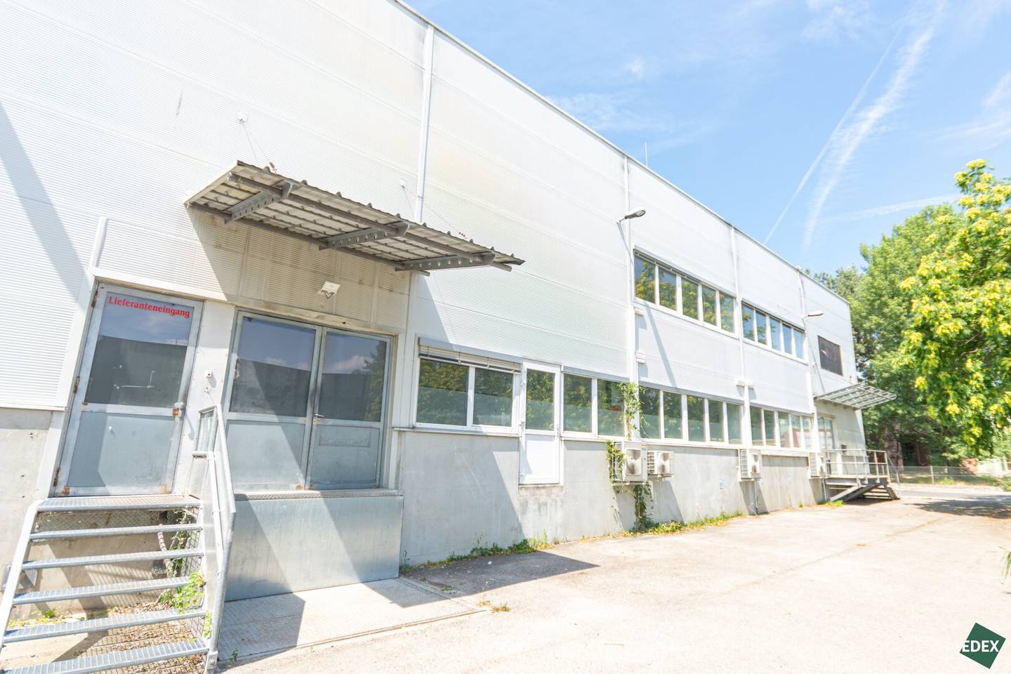 Büro mit großem Lager direkt bei der A22
