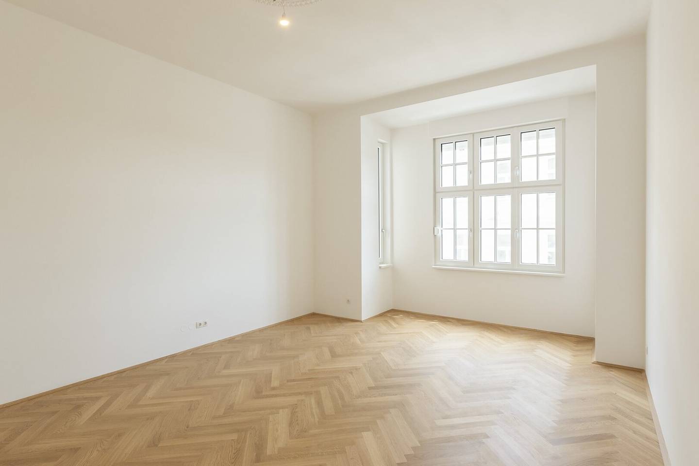 Renovated classic style apartment terrace near U4