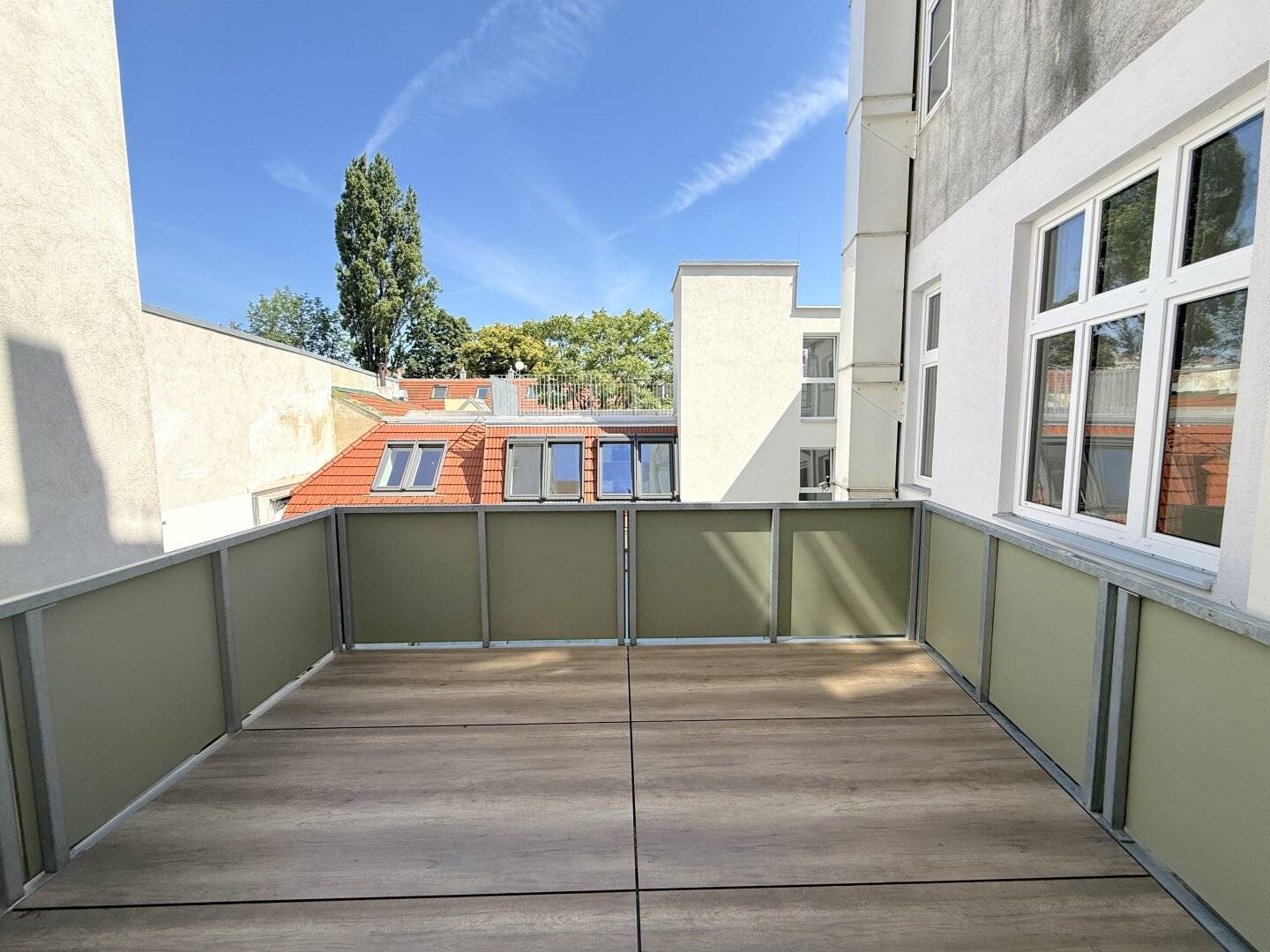 Renovated classic style apartment terrace near U4