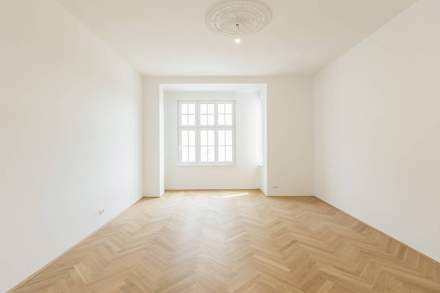 Renovated classic style apartment terrace near U4