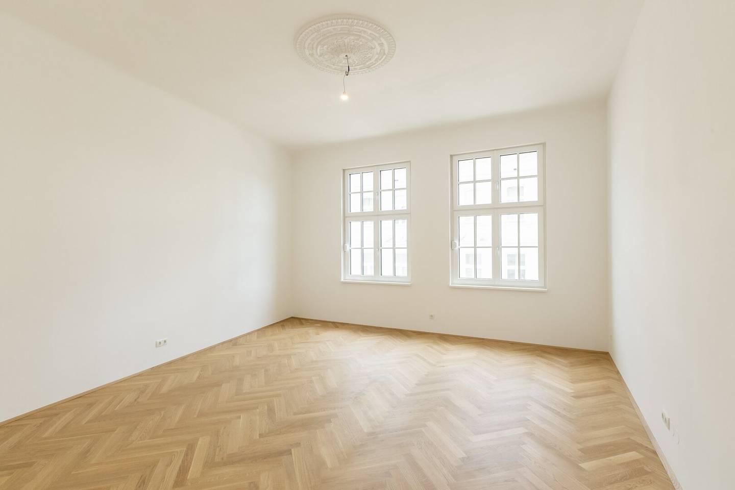 Renovated classic style apartment terrace near U4