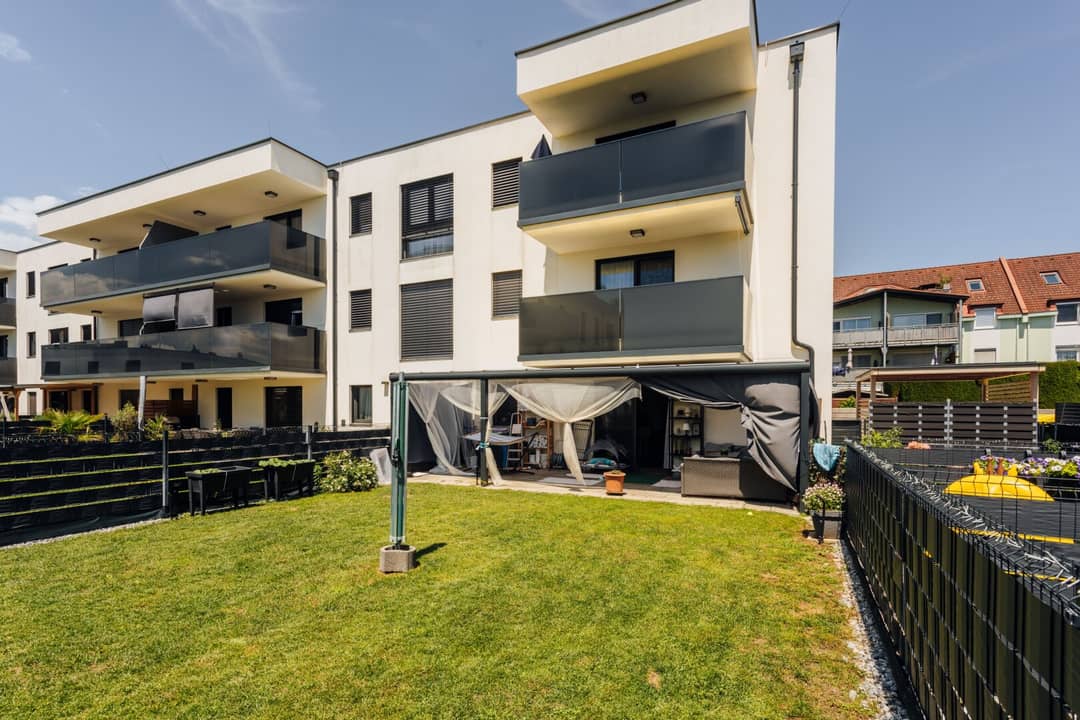 Wohnung mit großer Terrasse und eigenem Garten