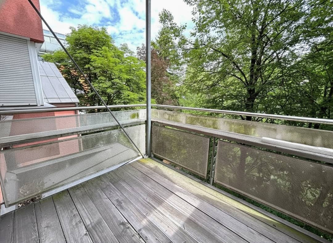 Apartment with balcony in the inner courtyard in downtown location
