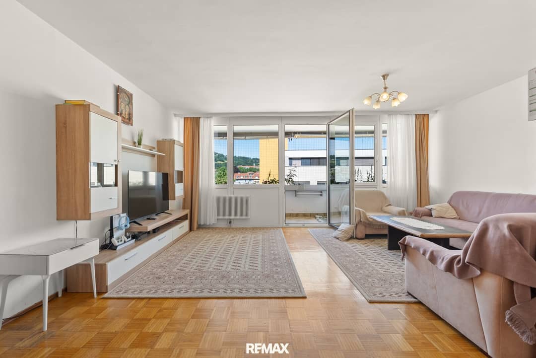 Apartment LentiaCity with Loggia near the Danube