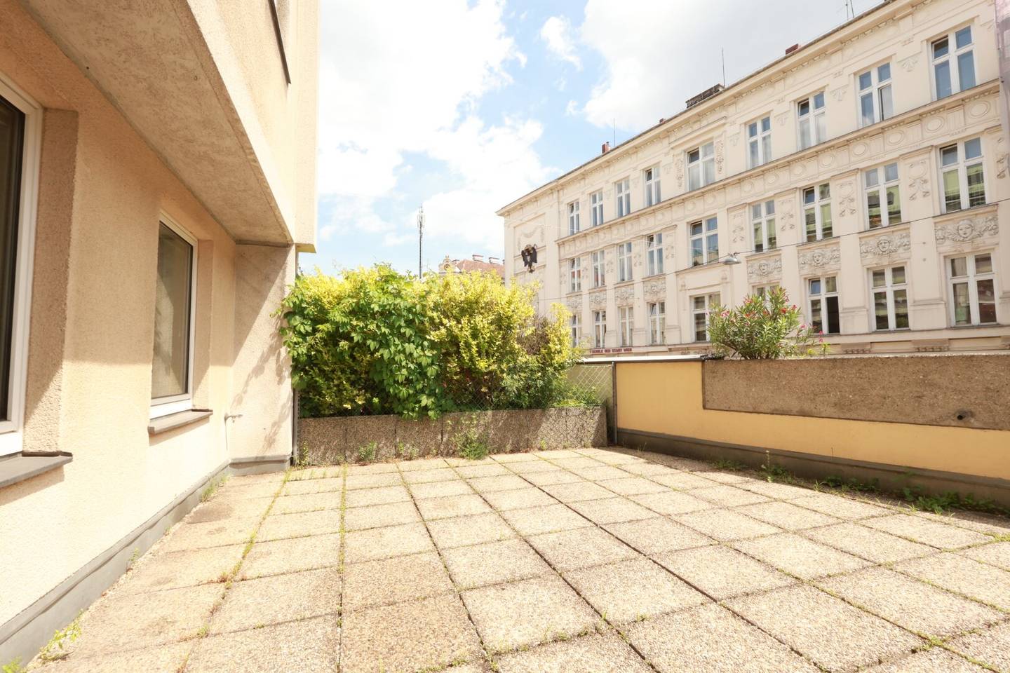 Garçonnière with south facing terrace