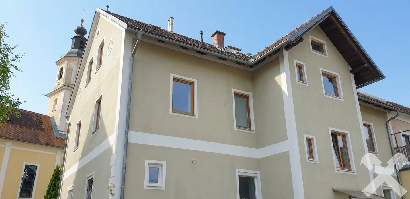 Ground floor apartment with rented practice room