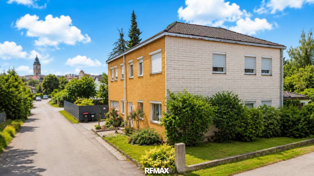 Spacious House with Garage and Balcony in Central Location