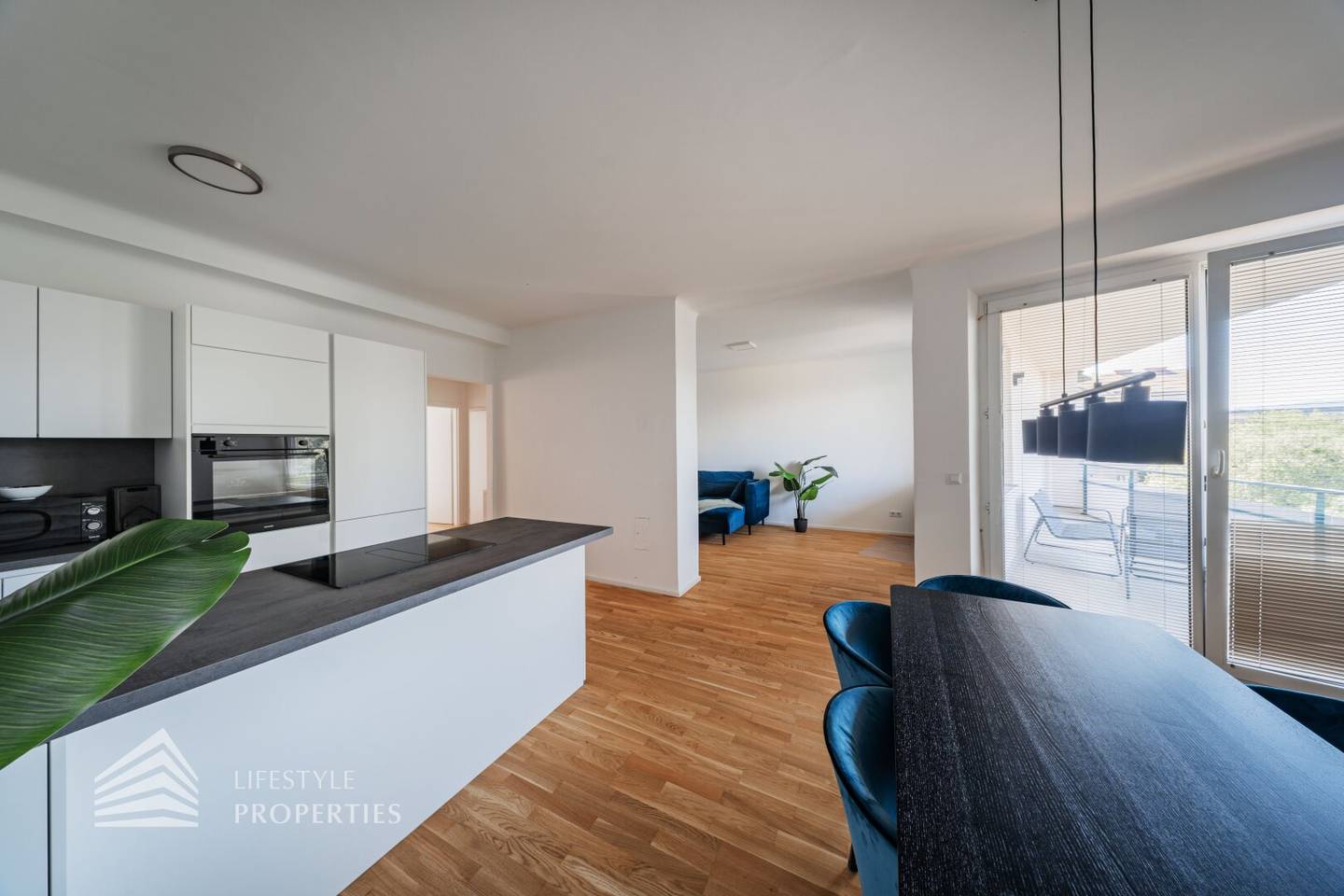 Apartment with loggia and open kitchen near the Danube Canal
